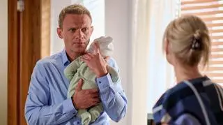 "Na Wspólnej", odcinek 3730. Kamil wraca do pracy. Antek rozpacza po wypadku Szarka