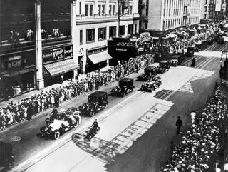 Tłumy na pogrzebie Rudolpha Valentino