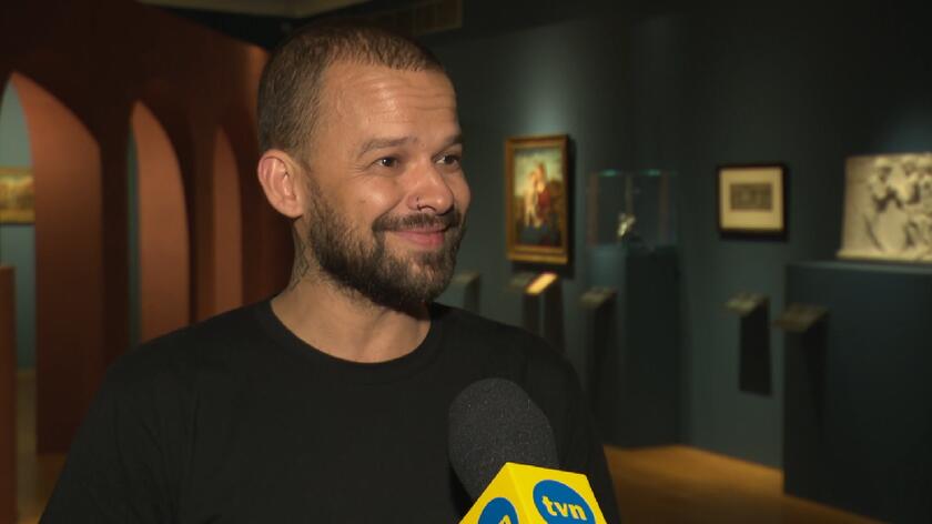 Michał Piróg zwiedza wystawę w Zamku Królewskim w Warszawie