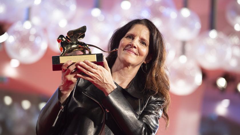 Złotego Lwa 79. Międzynarodowego Festiwalu Filmowego w Wenecji otrzymał film dokumentalny "All the Beauty and the Bloodshed" w reżyserii Laury Poitras.