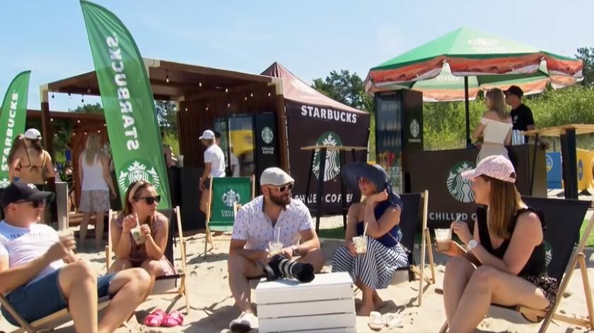 Punkt Starbucks na plaży w Międzyzdrojach