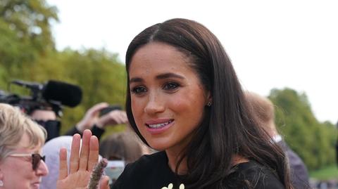 Meghan Markle podczas rozmowy z ludem pod pałacem Buckingham
