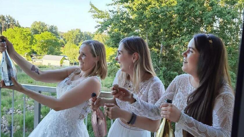Agnieszka, Dorota i Patrycja ze "ŚOPW" w sukniach ślubnych nawiązują do sceny z serialu "Przyjaciele"