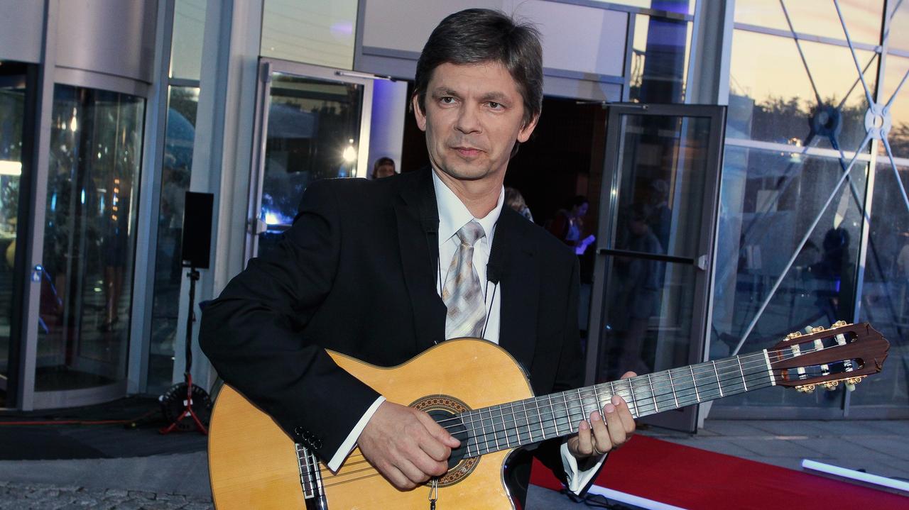 Filip Łobodziński (ur. 24.03.1959 r. w Warszawie) – dziennikarz, pisarz, tłumacz, autor tekstów piosenek, muzyk. W latach 70. ubiegłego wieku był znanym aktorem dziecięcym, zagrał m.in. w “Podróży za jeden uśmiech”.