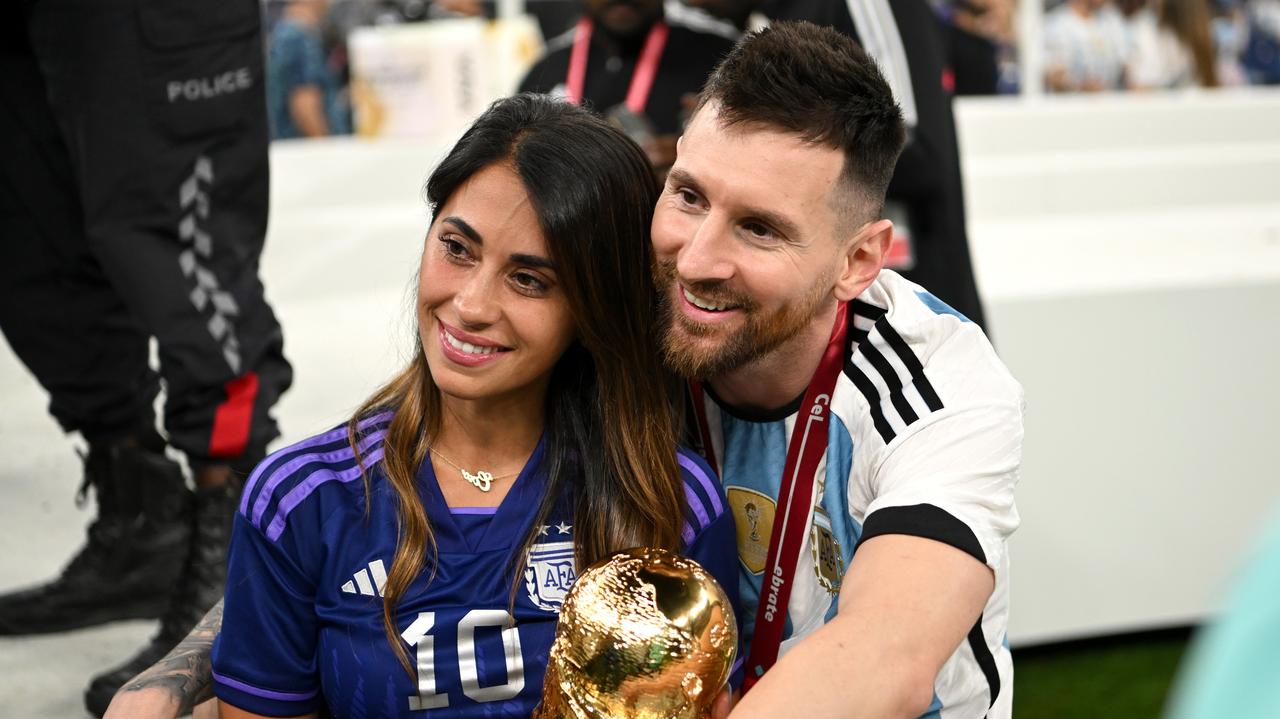 Lionel Messi z żoną po wygraniu reprezentacji Argentyny Mistrzostw Świata w Katarze