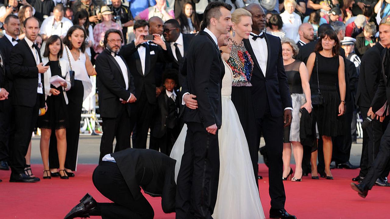Cannes 2014: Mężczyzna wsadził głowę pod sukienkę aktorki