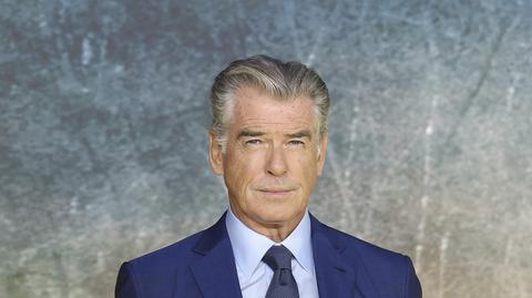 Pierce Brosnan ma długie siwe włosy