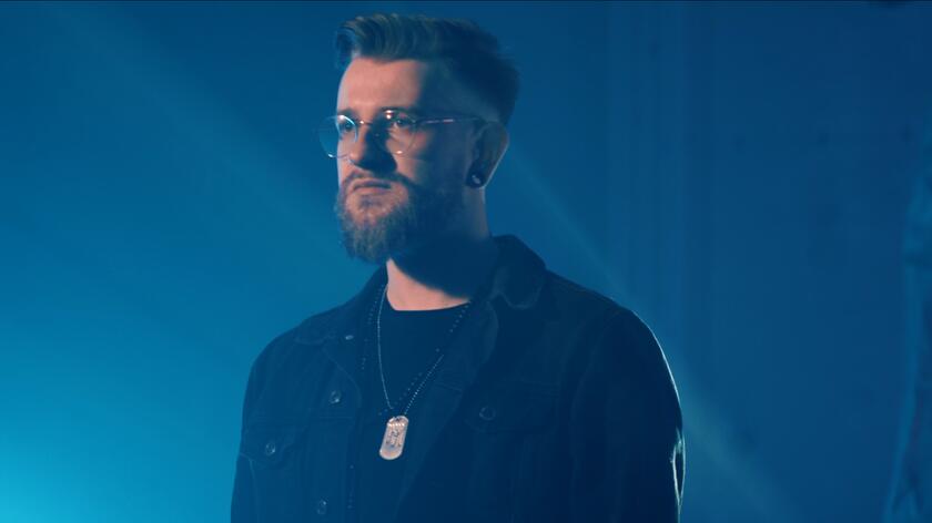 Kalinovski w teledysku do utworu "Papierowe miasta".